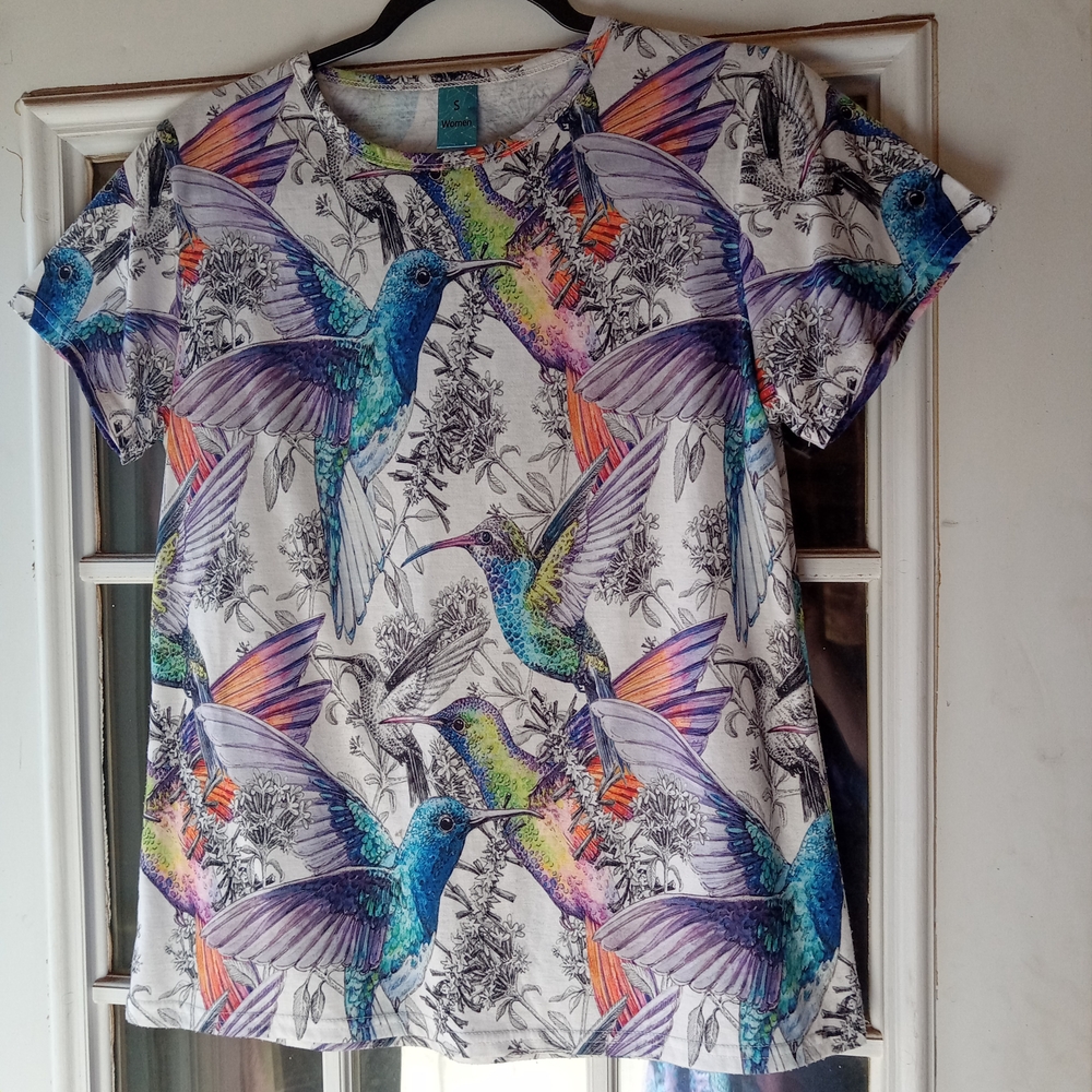 Colorful Hummingbird Print Short Sleeve Tee Women's Size Small